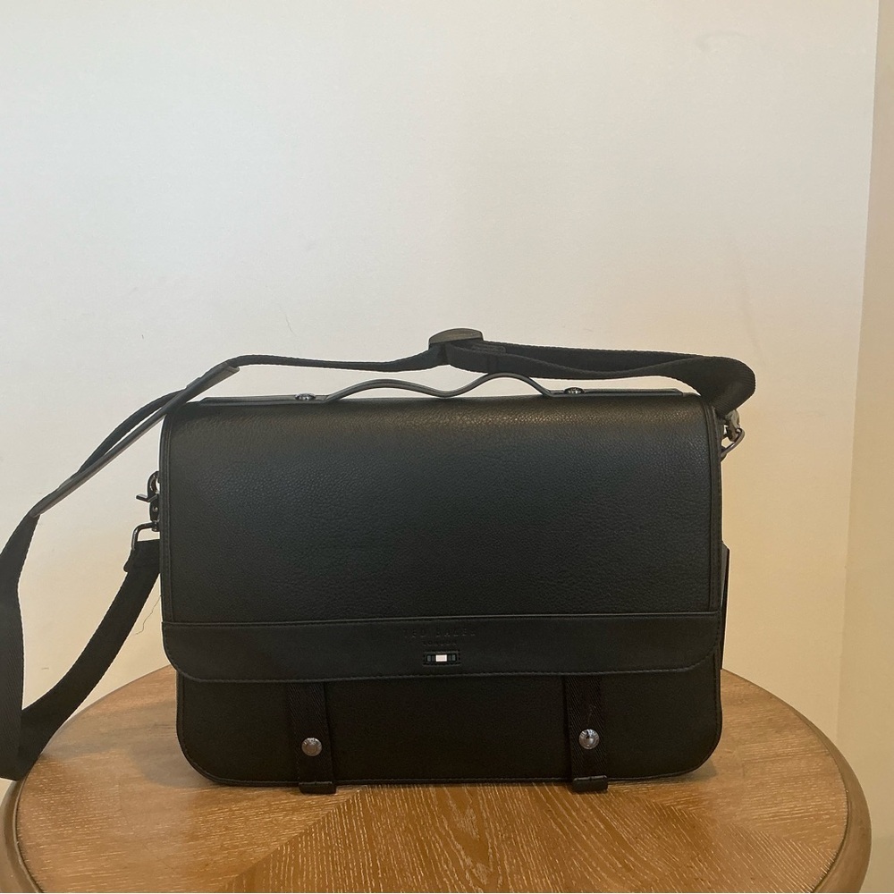Ted Baker
Irvine Pebbled Magnetic Snap Messenger Bag - Picture 5 of 9